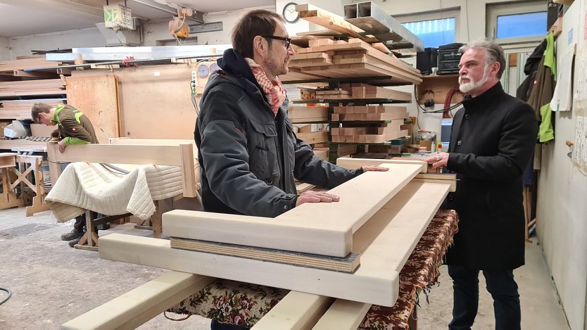 Nicht nur die Mitarbeiter, auch die Materialien stammen aus der Region: Das Konzept hinter Peter Grubes Biobett überzeugt auch Harald Zanker, Landrat im Unstrut-Hainich-Kreis (rechts). (Foto: Biobett Manufaktur)