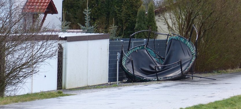 Trampolin flog durch die Luft (Foto: nnz)