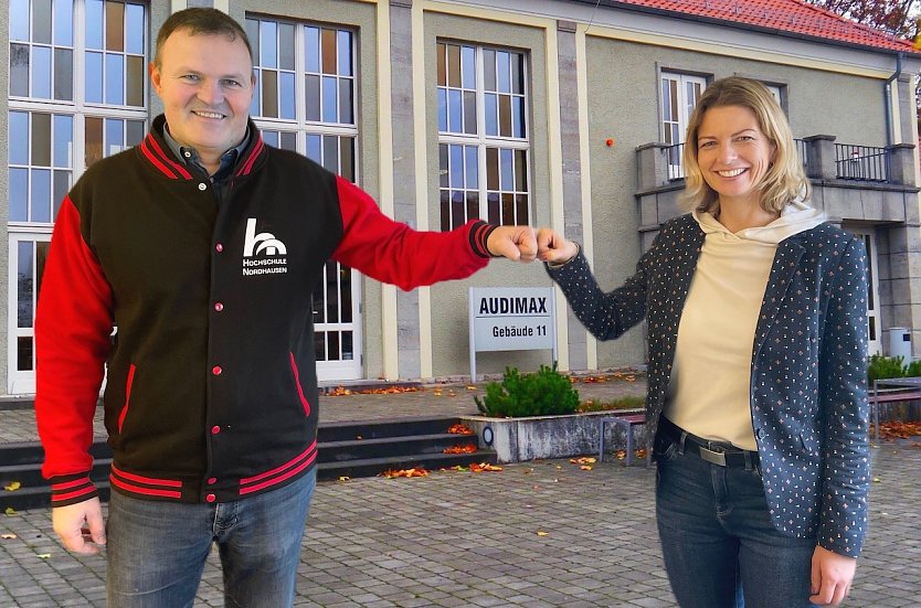 HSN Präsident, Prof. Dr. Jörg Wagner, und Nordhausens Bürgermeisterin Alexandra Rieger freuen sich auf die künftige Zusammenarbeit.  (Foto: Tina Bergknapp)