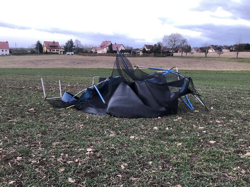 Der Sturm wehte in Schernberg (Kyffhäuserkreis) ein Trampolin, glücklicherweise mehrere hunderte Meter auf ein Feld.  (Foto: S. Dietzel)