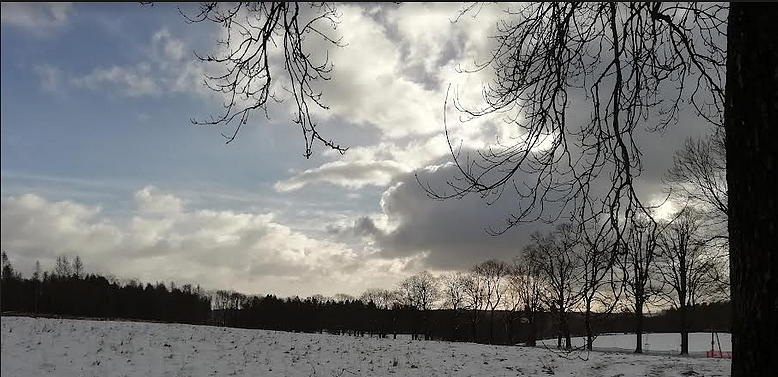 Hoch oben in Sophienhof bekam man heute morgen wieder ein wenig blauen Himmel zu sehen (Foto: W. Jörgens)