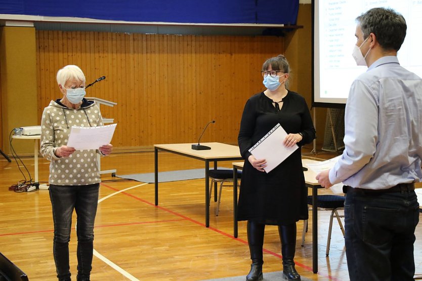 Ruth Hagene und Martina Degenhardt wurden als neue Mitglieder im Stadtrat vereidigt (Foto: agl)