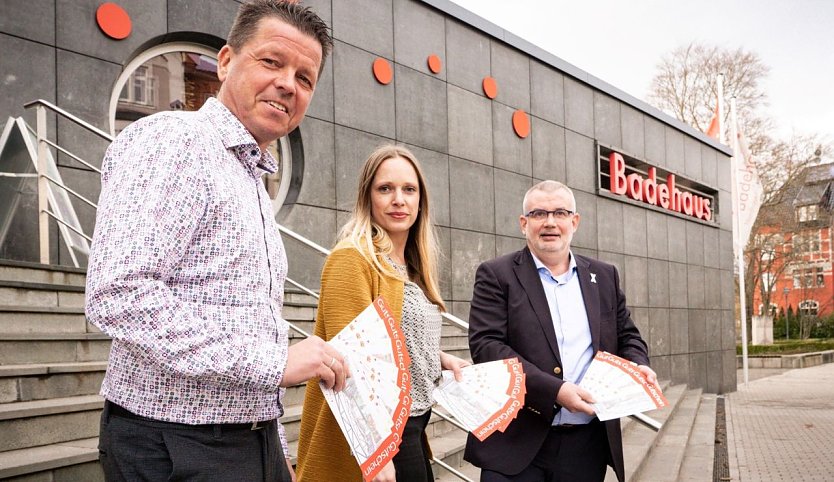 Jens Eisenschmidt (Geschäftsführer Badehaus Nordhausen), Christin John (Netzwerkkoordinatorin Frühe Hilfen) und Stefan Nüßle (1. Beigeordneter LK Nordhausen) (Foto: Christian Schelauske)