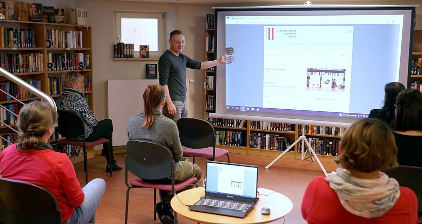 Bibliotheksleiter Joachim Kaufhold präsentiert Stadtmitarbeitern die neuen multimedialen Möglichkeiten. (Foto: Tim Krchov)