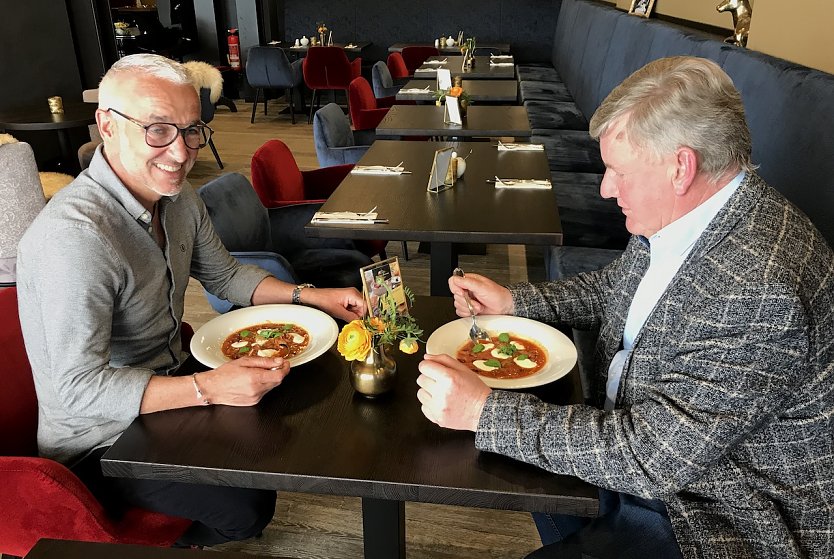 v.l Axel Heck (Heck Unternehmensgruppe); Sven-Bolko Heck probieren die in Ost- und Mitteleuropa verbreitete, traditionelle Suppe Borschtsch (Foto: Eva Maria Wiegand)