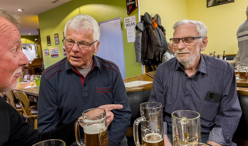 Der Seniorenwart Reiner Berndt  inmitten seiner Sportlerfreunde (Foto: R.Berndt)