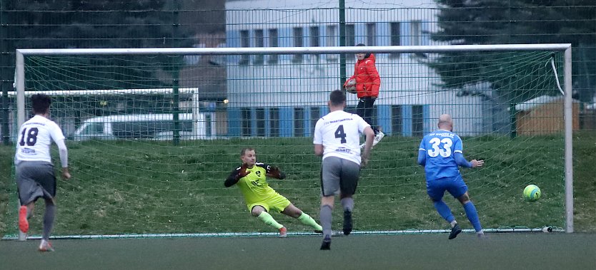 Da war die Welt noch in Ordnung: Felix Schwerdt jagt den Elfmeter zum 1:0 ins Netz (Foto: M.Liedke) Da war die Welt noch in Ordnung: Felix Schwerdt jagt den Elfmeter zum 1:0 ins Netz (Foto: M.Liedke)