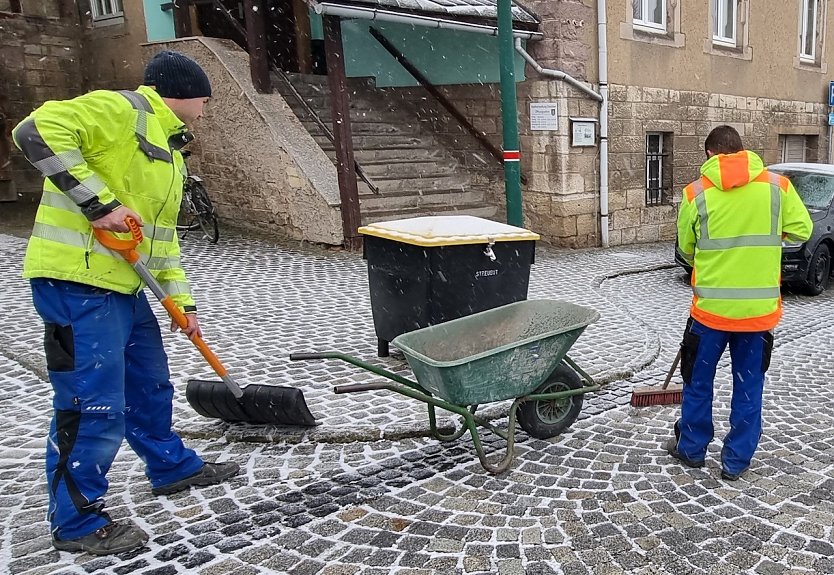 Die Mitarbeiter vom Winterdienst haben sich schon warm eingepackt (Foto: Stadtverwaltung Ebeleben)