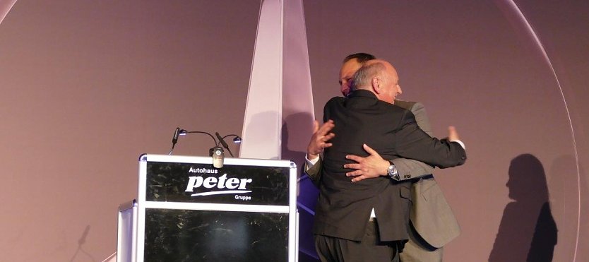 Ein Bild mit Symbolkraft: Seit 15 Jahren arbeiten Andreas und Helmut Peter in der Leitung der Peter-Gruppe zusammen (Foto: H. Fischer)