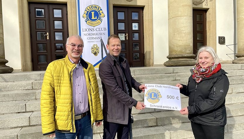 Der Lions Club spendet 500 Euro (Foto: T.Pförtner)