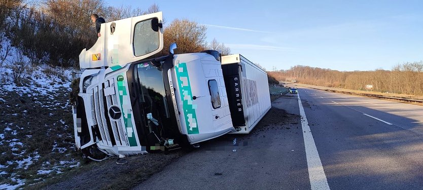 Umgekippter Sattelzug (Foto: Autobahnpolizei)