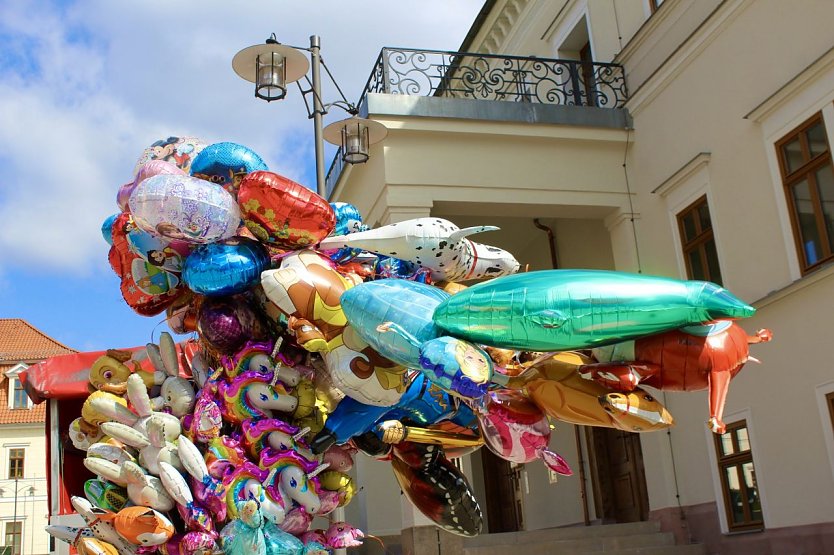 Auf dem Ostermarkt in Sondershausen freuten sich die Kinder über die vielen bunten Luftballons (Foto: Eva maria Wiegand)