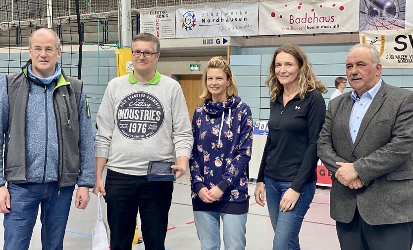 Jens Moldenhawer wird für sein jahrelanges, ehrenamtliches Engagement von Landrat und Bürgermeisterin geehrt (Foto: D.Rieger)