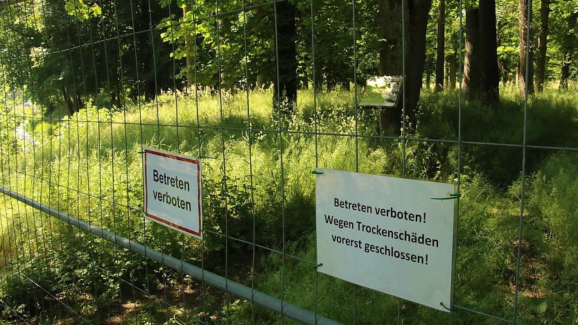 Gesperrte Parkanlage in Werna im Juni 2021 (Foto: agl)
