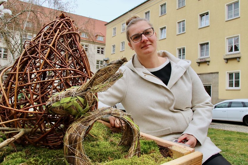 Antonie Fröhlich-Meier putzt seit fünf Jahren den Meerpferdbrunnen und seit zwei Jahren auch den Lutherbrunnen österlich heraus (Foto: agl)