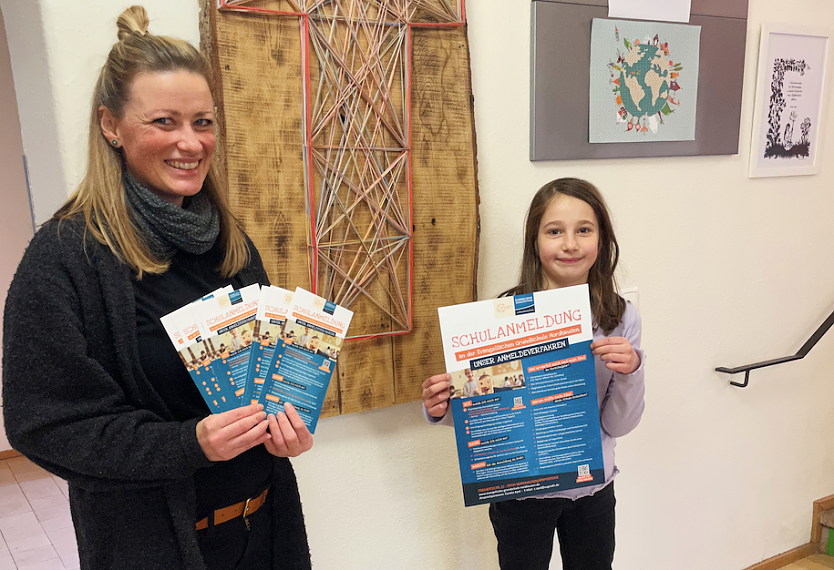  Evangelische Grundschule Nordhausen, Carolin Apel und die Schülerin Paula L. Hilger aus der 2. Klasse präsentieren die Flyer und Plakate zur Schulanmeldung  (Foto: Ulrike Bauersfeld)