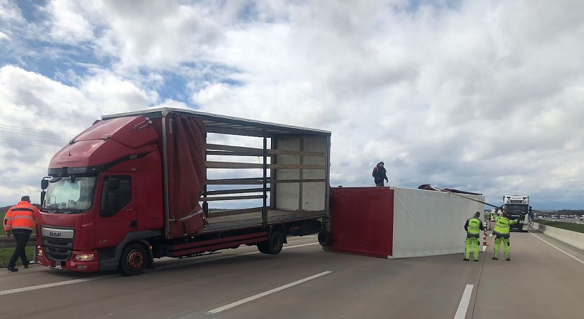 Hänger kippt auf der Autobahn um (Foto: API )