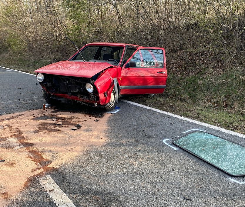 Auf der Landstraße fand man zwar das schwer beschädigte Fahrzeug, aber keinen Fahrer (Foto: Feuerwehr Wasserthaleben/Silvio Dietzel)