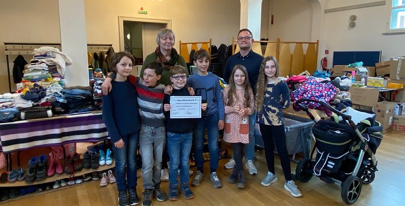 Die 3b und 4b der Thepra-Grundschule in Seebach übergaben bei einem Besuch im Mühlhäuser Mehrgenerationenhaus das eingenommene Geld gemeinsam mit Schulleiter Uwe Langer und Lehrerin Kathrin Kiesewetter an Cornelia Weingardt und Julian Uthe. (Foto: © Stadtverwaltung Mühlhausen)