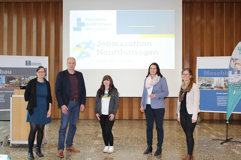 v.l.n.r. Projektleiterin Regionalmanagement Nordthüringen Dörte Suberg, Landrat Matthias Jendricke, Jobbloggerin Franziska Strupf, Landrätin Antje Hochwind-Schneider und Regionalmanagerin Landkreis Nordhausen Julia Pietsch (Foto: Pressestelle Landratsamt Nordhausen)