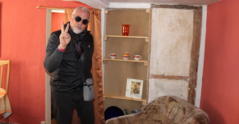 Professor Michael Luick-Thrams in seinem Haus, das er Fl&uuml;chtlingen zur Verf&uuml;gung stellt (Foto: oas)