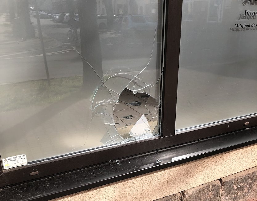 Zerschlagene Scheibe des AfD-B&uuml;ros (Foto: A.Leupold)