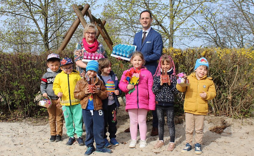 Stolz pr&auml;sentieren die Kinder ihre Dankesch&ouml;n-Geschenke, im Hintergrund Karla Lutze und Dirk Mei&szlig;geier (Foto: oas)
