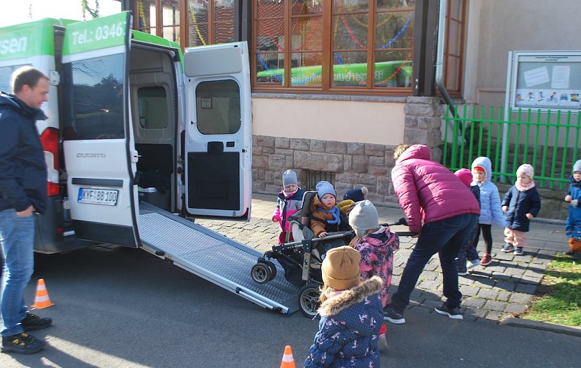 Die Kinder der Kindervilla in Bad Frankenhausen probieren den B&uuml;rgerbus aus. Mit Schwung kommt auch der Kinderwagen die Rampe hoch (Foto: Katrin Milde)