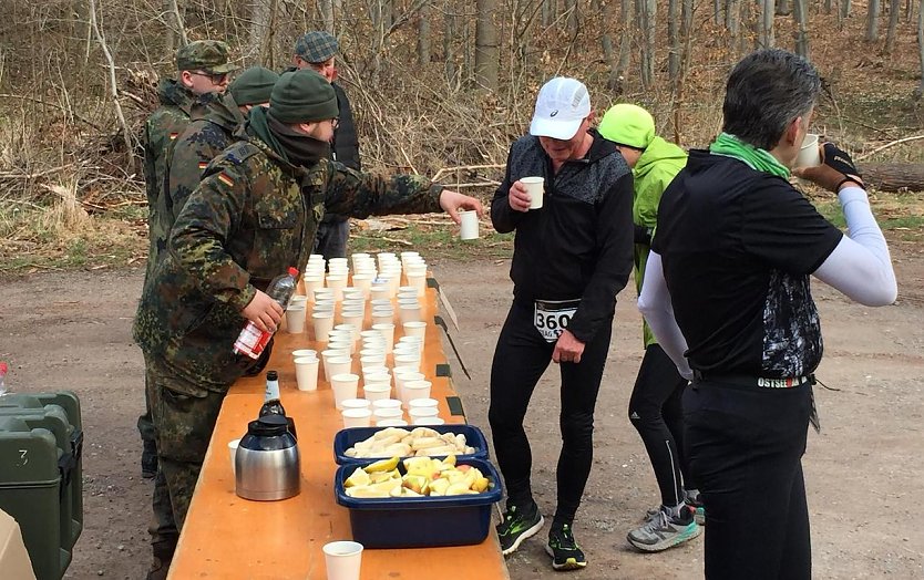 An diesen Verpflegungsst&auml;nden wartete nicht nur  Erfrischendes auf den Sportlergaumen, sondern ebenso  aufmunterndes Anfeuern.WWW.BUNDESWEH R.DE HEER (Foto: Marco M&uuml;ller)