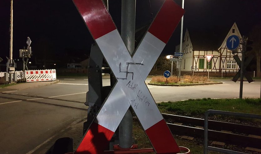 Schmierereien in Ilfeld am Bahn&uuml;bergang (Foto: Polizei)