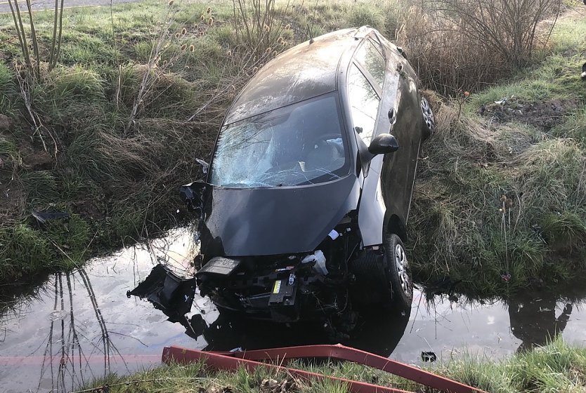 Verkehrsunfall heute Morgen bei Großwechsungen (Foto: S.Dietzel) Verkehrsunfall heute Morgen bei Großwechsungen (Foto: S.Dietzel)