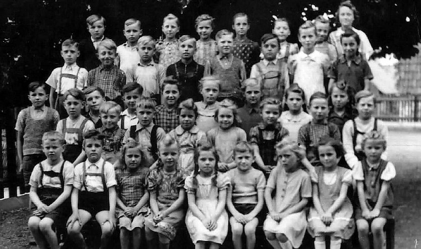 Einige der  M&auml;dchen und Jungen auf dem Foto, das vor etwa 70 Jahren auf dem Schulhof entstand, leben nicht mehr. Andere kommen heute noch immer gern zum Klassentreffen. (Foto: privat)