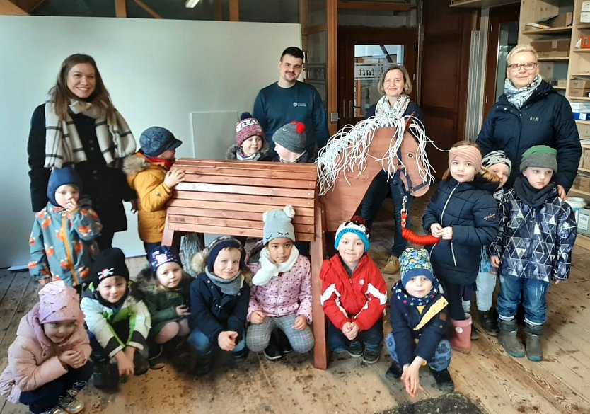 Die Klettenberger Burgspatzen mit ihrem neuen Pferd (Foto: A.Levin)