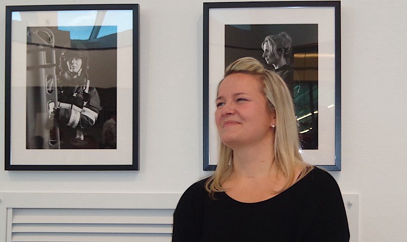 Christiane Neupert vor ihren Werken (Foto: HG Backhaus)