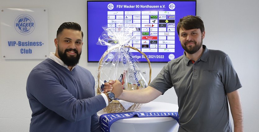 Amr Shakhashiro & Torsten Klaus besiegeln das Sponsoring per Handschlag. (Foto: M.Liedke)