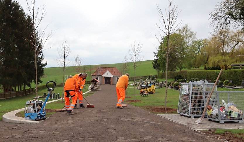 Mitarbeiter des Bauhofs bei letzten Arbeiten auf dem Petersdorfer Friedhof (Foto: Stadtverwaltung Nordhausen)