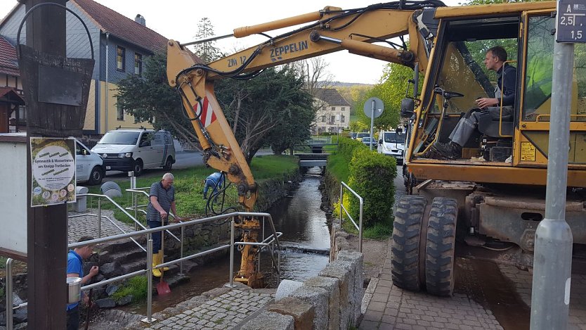 Reinigung und Erneuerung des Kiesbettes des Kneipp-Tretbeckens des Hardtbaches in der Burgstraße (Foto: privat)