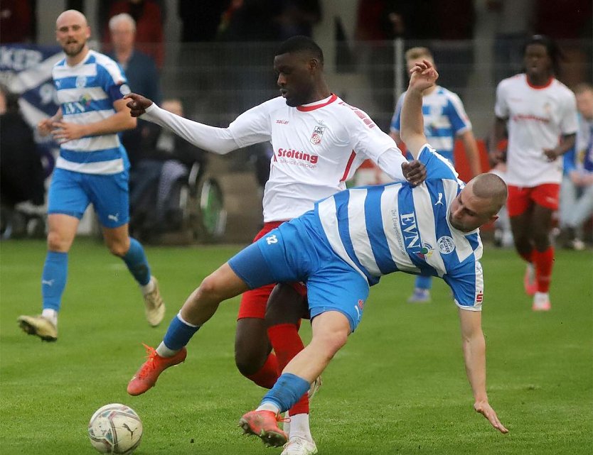 Erik Schneider blockt einen Erfurter Angriff (Foto: M.Liedke)