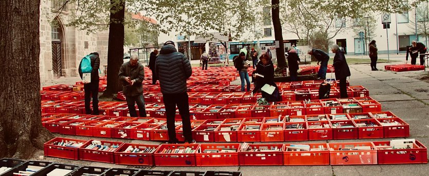 Kila-Bücherflohmarkt auf dem Blasii-Kirchplatz (Foto: agl)