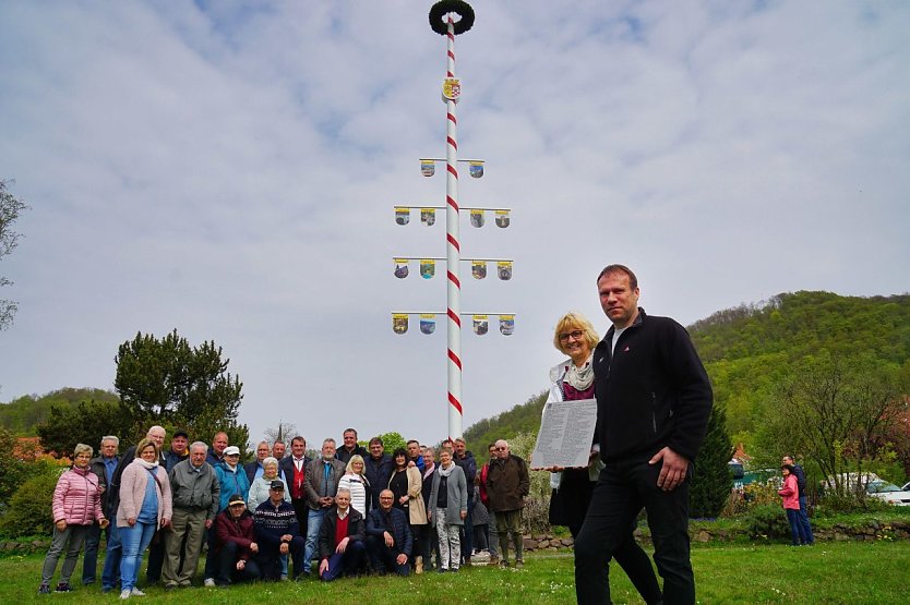 In Ilfeld wurde heute ein neuer Maibaum eingeweiht (Foto: Susanne Schedwill)