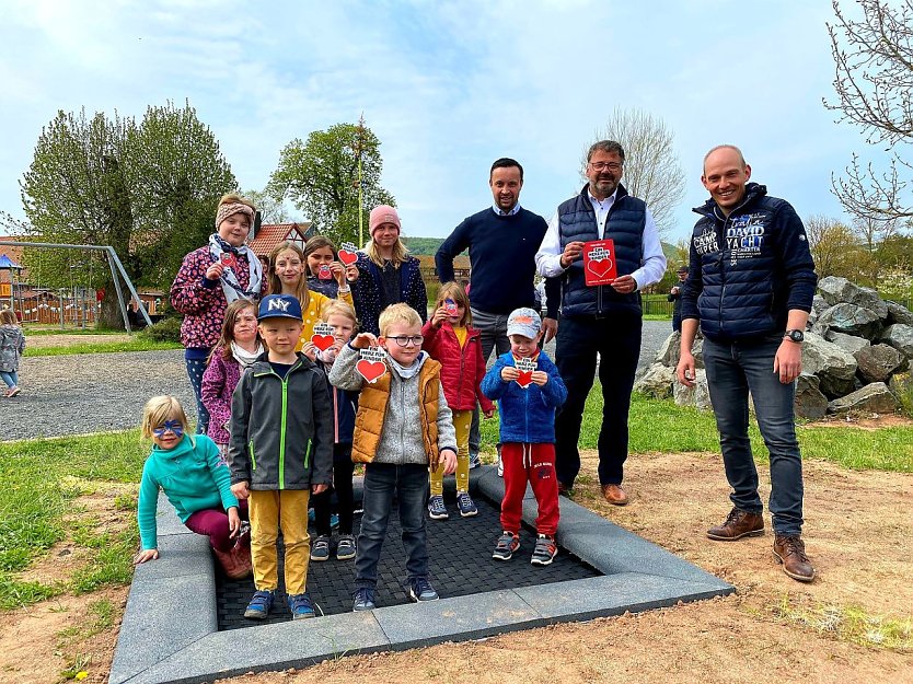 In Wolkramshausen freuten sich die Kinder heute über ein neues Bodentrampolin dank der Unterstützung durch den BILD hilft e. V. "Ein Herz für Kinder". (Foto: René Fullmann)