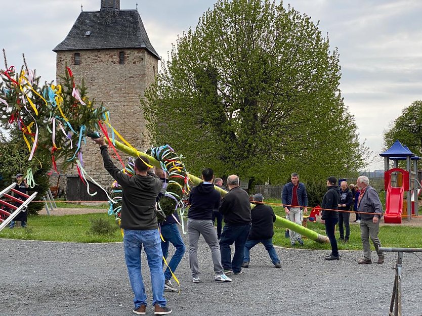 In Wolkramshausen durfte man heute endlich wieder einen Maibaum setzen (Foto: René Fullmann)