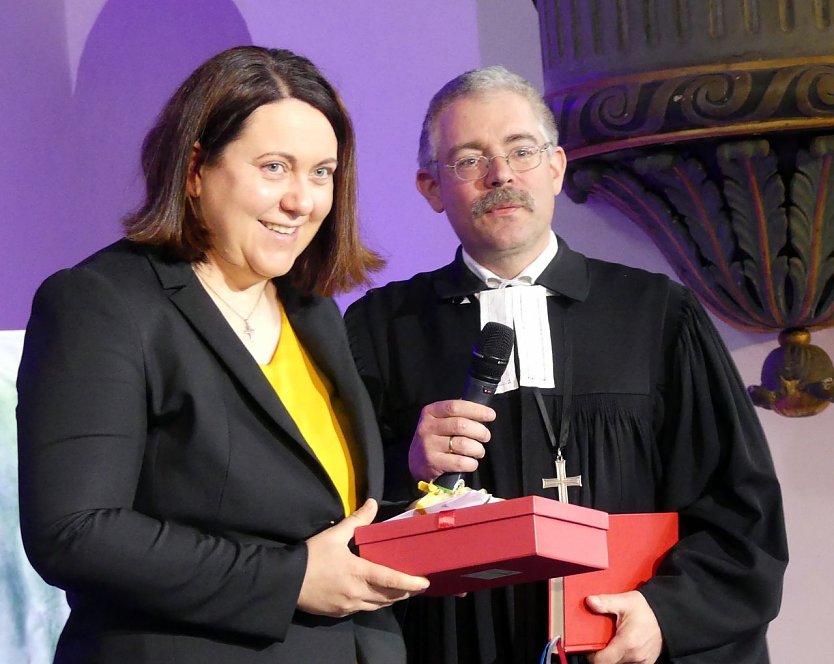 Superintendent Schwarze überreicht das Abschiedsgeschenk (Foto: Evangelischer Kirchenkreis Südharz)