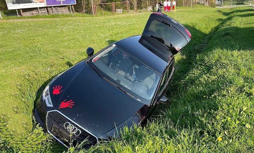 Ein Audi landete nach missglücktem Überholvorgang im Graben (Foto: S.Dietzel)