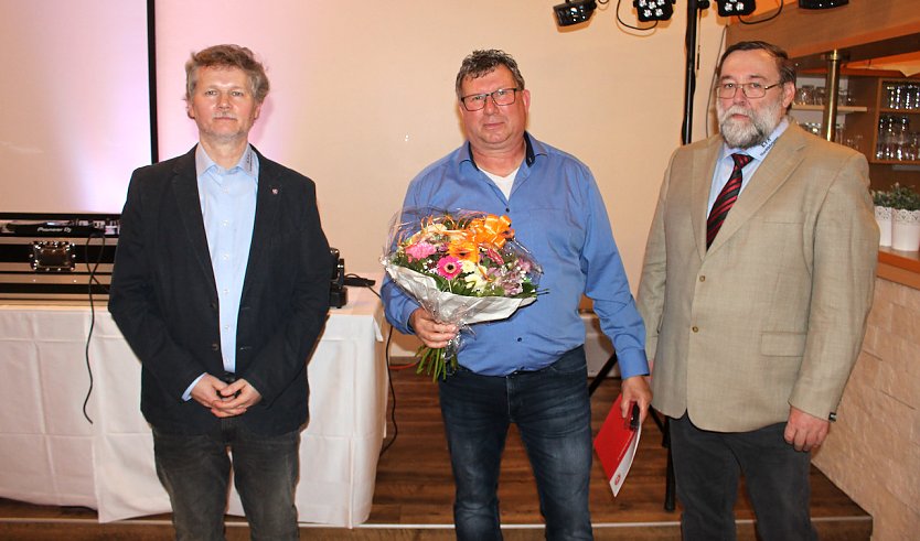 Hohe Ehrung für jahrzehntelange Arbeit im Fußball erhielt Knut Bernsdorf  (Foto: privat)