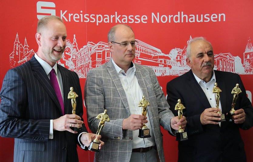 Drei für den Sport (v.l.): Sebastian Gräser von der Kreissparkasse, Landrat Matthias Jendricke und Werner Hütcher (Foto: agl)