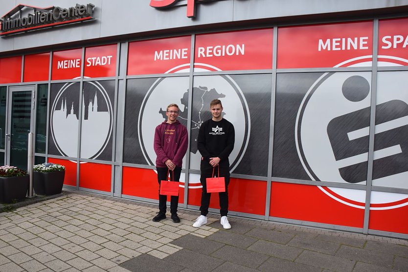 Tristan Jung und Clemnes Schwandner vom Herdergymnasium hatten beim 39. Planspiel Börse die Nase vorn (Foto: Kreissparkasse Nordhausen)