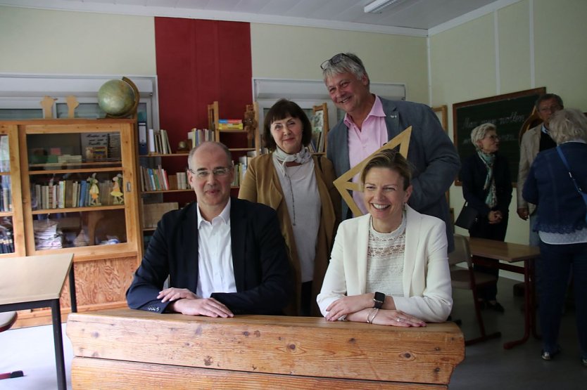 Dank und Unterstützung für die Arbeit der Schule gab es auch von Stadt und Land - im Vordergrund Landrat Matthias Jendricke und Bürgermeisterin Alexandra Rieger, im Hintergrund die ehemalige Schulleiterin Bärbele Herr und ihr Nachfolger Jörg Lorenz (Foto: agl)