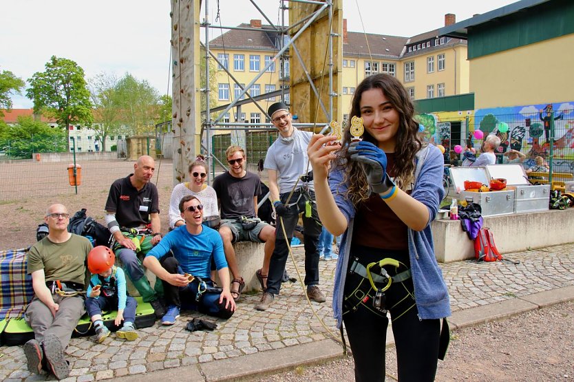 Die Arbeit am Kletterfelsen hat über die Jahre viele Freundschaften geschmiedet (Foto: agl)