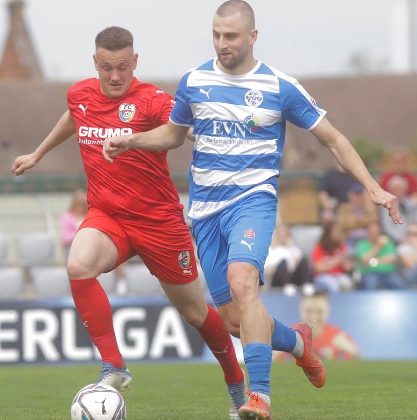 Erik Schneider im Duell mit einem Grimmaer Spieler (Foto: M.Liedke)